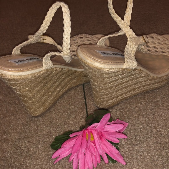 Steve Madden. Cream Wedges. Sz 7.5 - Picture 4 of 4